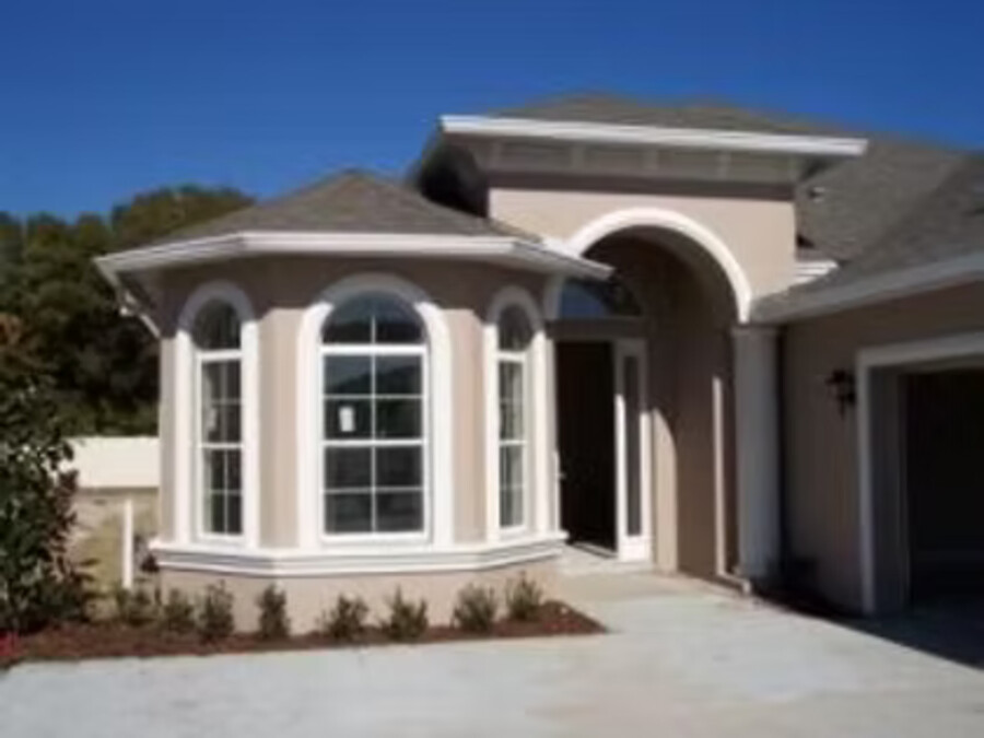 Custom-cut seamless gutter following an arched front entry